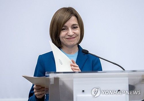 재선 성공하고 미소 짓는 마이아 산두 몰도바 대통령