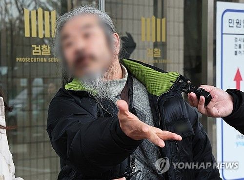 공판 마치고 나오는 조두순