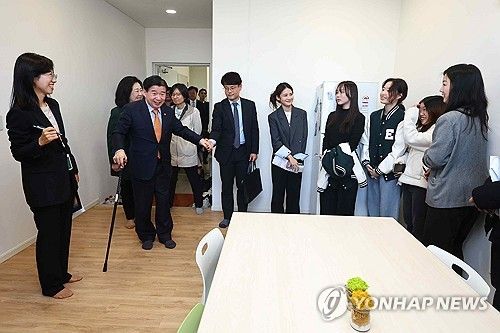 이화여대 E-HOUSE 공용거실 살펴보는 유철환 국민권익위원장