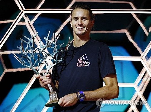 우승컵을 든 츠베레프