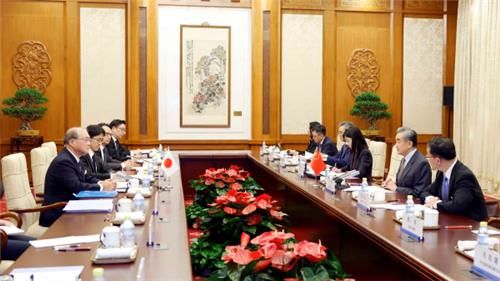 4일 베이징에서 만난 아키바 다케오 일본 국가안전보장국장과 왕이 중국 외교부장