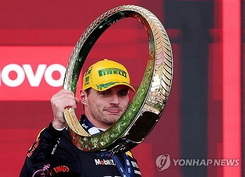 상파울루 GP 우승 트로피를 들어올린 막스 페르스타펀