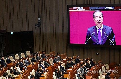 총리 시정연설 듣는 국무위원들