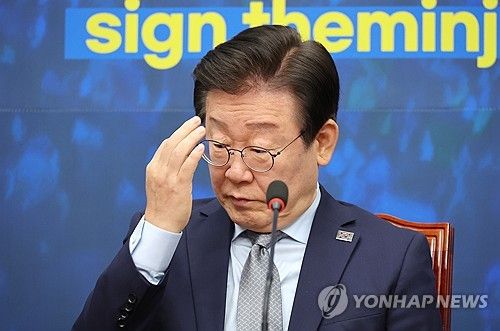 최고위원회의 참석한 이재명 대표