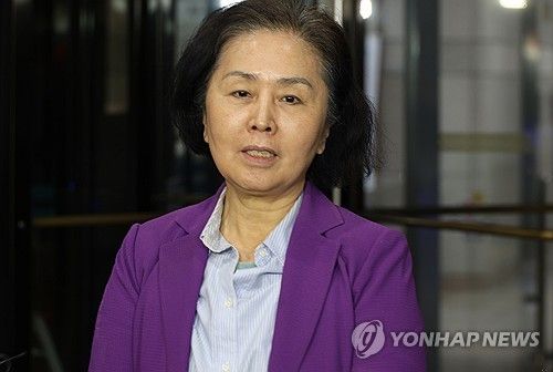 12시간 검찰 조사 후 청사 밖으로 나온 김영선 전 의원