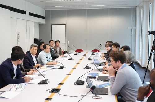 유엔환경계획(UNEP) 관계자와 만난 포항시 방문단