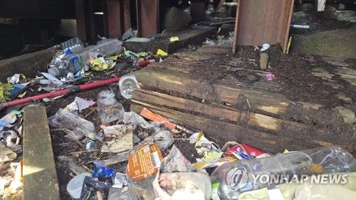 한라산 정상에 버려진 쓰레기들