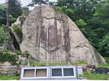 이끼가 낀 마의여래입상