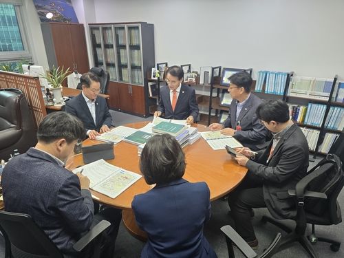 국비 확보 논의하는 허영(왼쪽) 의원과 김명선 도 행정부지사