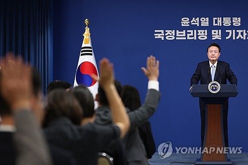 윤 대통령에게 질문하는 출입기자들