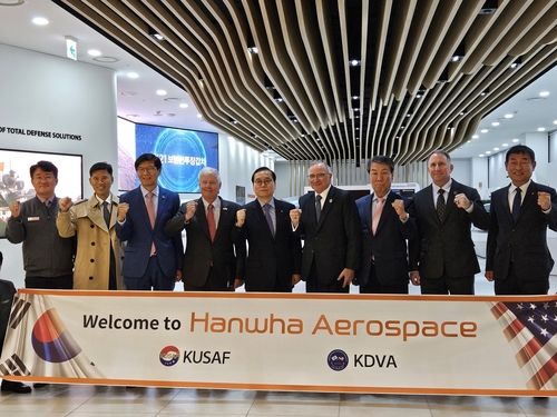 전직 주한미군사령관 3명, 한화에어로 K9 자주포 생산라인 방문