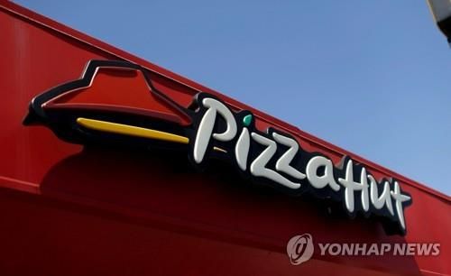 2016년 7월 11일 미국 캘리포니아 패서디나 시내의 한 피자헛 매장에 걸린 피자헛 간판. [로이터=연합뉴스자료사진]