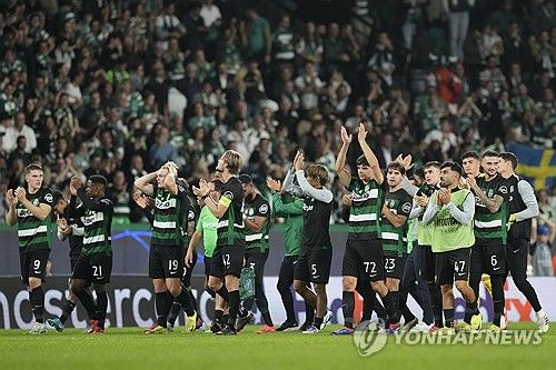 기뻐하는 스포르팅 선수들 