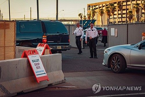 미국 애리조나주 마리코파 카운티의 개표소에 콘크리트 바리케이트가 설치되는 등 경계가 강화됐다. (AFP=연합뉴스)