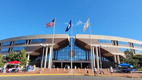 투표소 앞서 지지 호소하는 트럼프·해리스 봉사자들