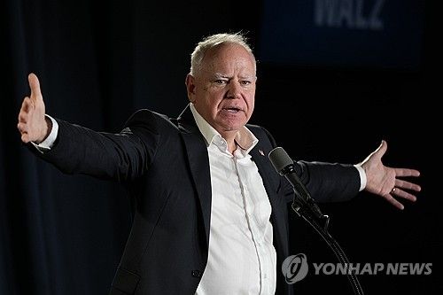 4일(현지시간) 위스콘신주 라크로스에서 유세하는 월즈 후보
