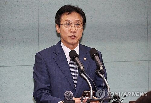 기자간담회하는 민주당 신영대 의원