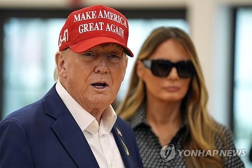 투표 마친 트럼프 전 대통령 부부