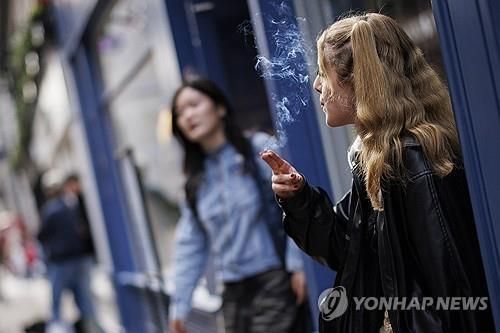 영국 런던 거리의 흡연자 