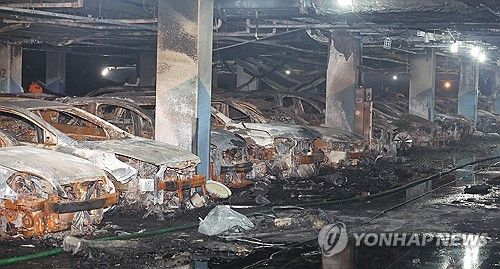 청라 아파트 지하 주차장 화재로 탄 차량