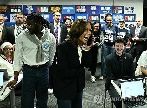 미국 민주당 전국위 본부에서 유권자와 통화하는 카멀라 해리스 부통령