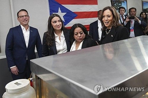 푸에르토리코 식당 방문한 해리스 미국 부통령