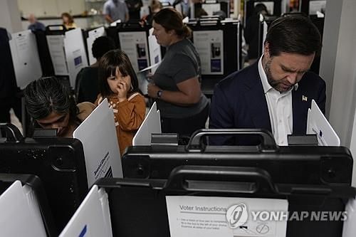 투표하는 미국 공화당 부통령 후보 JD 밴스 상원의원 