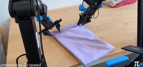 옷을 개는 로봇