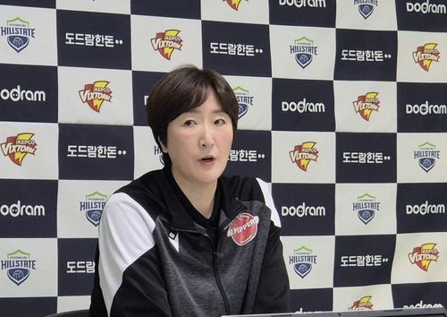 인터뷰하는 장소연 페퍼저축은행 감독