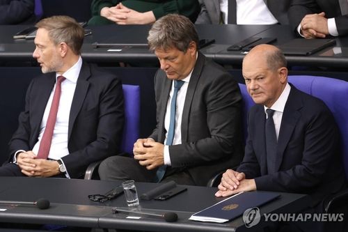 크리스티안 린드너 재무장관, 로베르트 하베크 경제기후보호장관, 올라프 숄츠 총리(왼쪽부터)[EPA 연합뉴스 자료사진. 재판매 및 DB 금지]