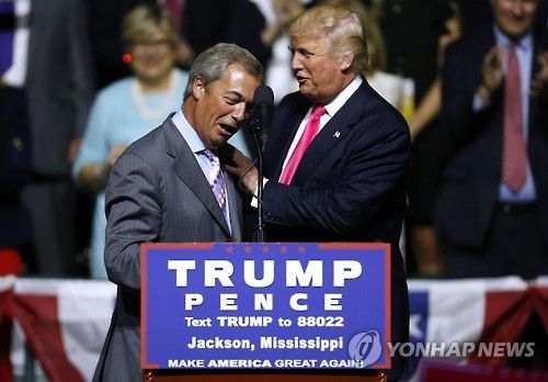 도널드 트럼프 전 대통령(좌측)과 나이절 패라지(우측)