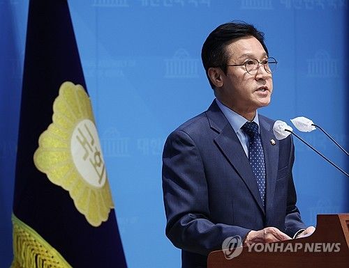 기자회견하는 신영대 의원