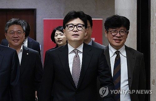 당 대표실 향하는 한동훈 대표