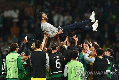 기뻐하는 스포르팅 선수들과 루벤 아모림 감독