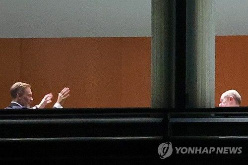 3일 총리실에서 면담하는 크리스티안 린드너 재무장관(왼쪽)과 올라프 숄츠 총리
