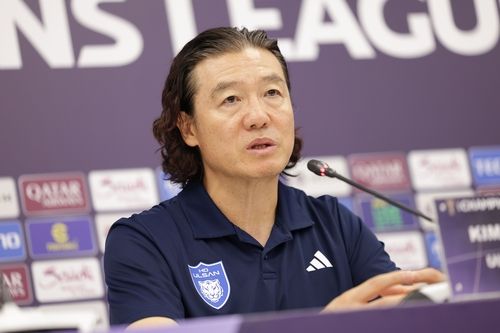 기자회견하는 울산 김판곤 감독.