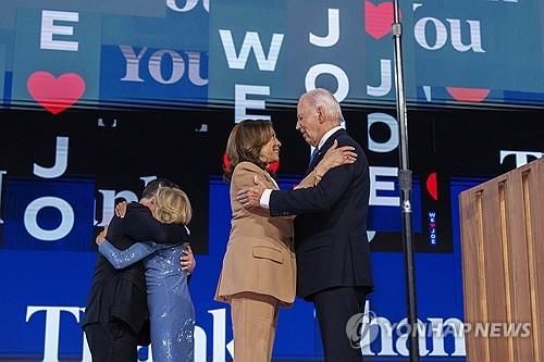 전당대회서 바이든 대통령과 인사하는 해리스 부통령