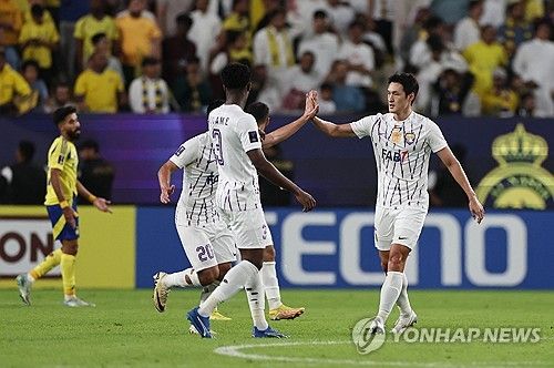 팀의 첫 골이 터진 뒤 동료들과 하이 파이브 하는 알아인의 박용우(오른쪽).