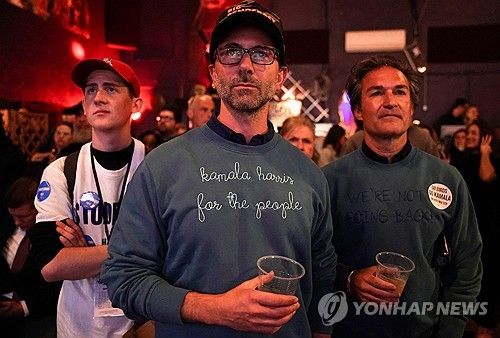 미국 펜실베이니아주에서 대선 개표 결과를 보는 민주당 지지자들