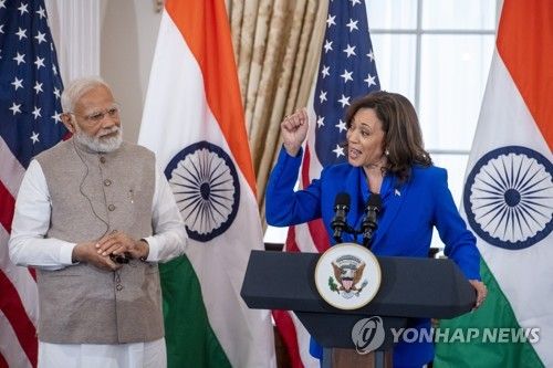 해리스 미국 부통령 연설 듣는 모디 인도 총리