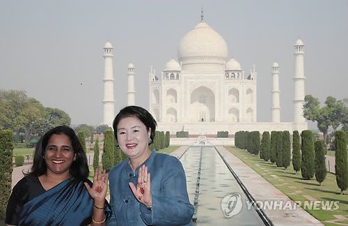 김정숙 여사, 타지마할에서 기념촬영