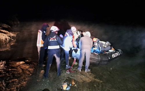 평창강서 물에 빠진 60대 구조