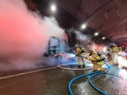 터널에서 불이 난 트럭