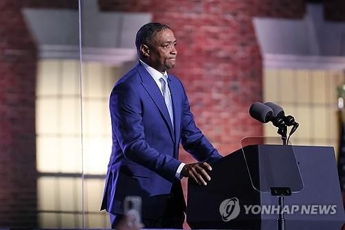 굳은 표정으로 지지자들에 귀가 당부하는 해리스 캠프인사