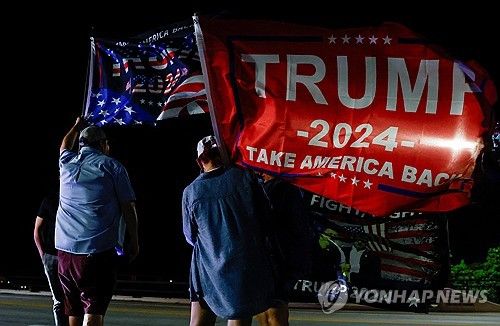 마러라고 인근에 모이는 트럼프 지지자들