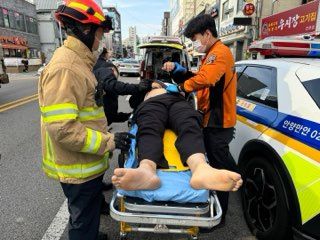 병원으로 옮겨지는 A씨