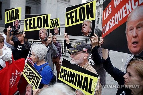 증오의 캠페인에 기름을 부은 중범죄자 대선후보 [AFP 연합뉴스 자료사진. 재판매 및 DB 금지]