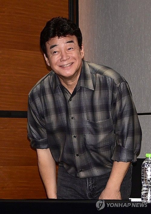 인사하는 백종원 대표