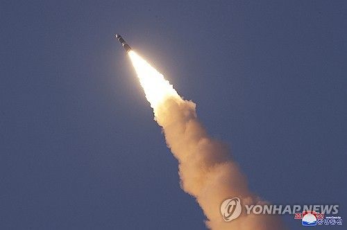 북한, 최신형 ICBM '화성포-19형' 시험발사 성공...김정은 참관