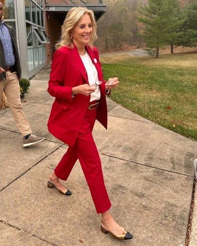 빨간 옷을 입고 투표장에 나타난 질 바이든 여사. [엑스(X·옛 트위터) 이용자 사진 캡쳐. 재판매 및 DB 금지]